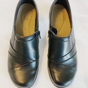 Clark s woman’s black slip on cushioned size 8